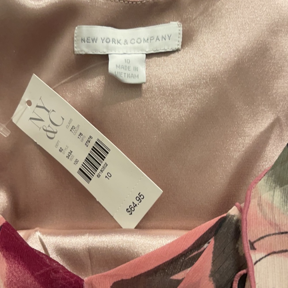 Flattering NYCO dress - Picture 6 of 8